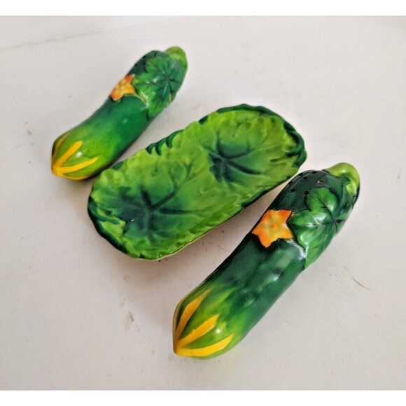 Vintage Cucumber Salt and Pepper Shakers & Underplate Hinode Japan 1950's - Picture 5 of 13